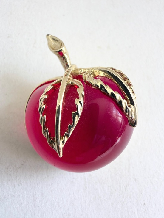 Sarah Coventry Jewelry - Vintage Sarah Coventry lucite pink apple jelly belly gold tone brooch pin back